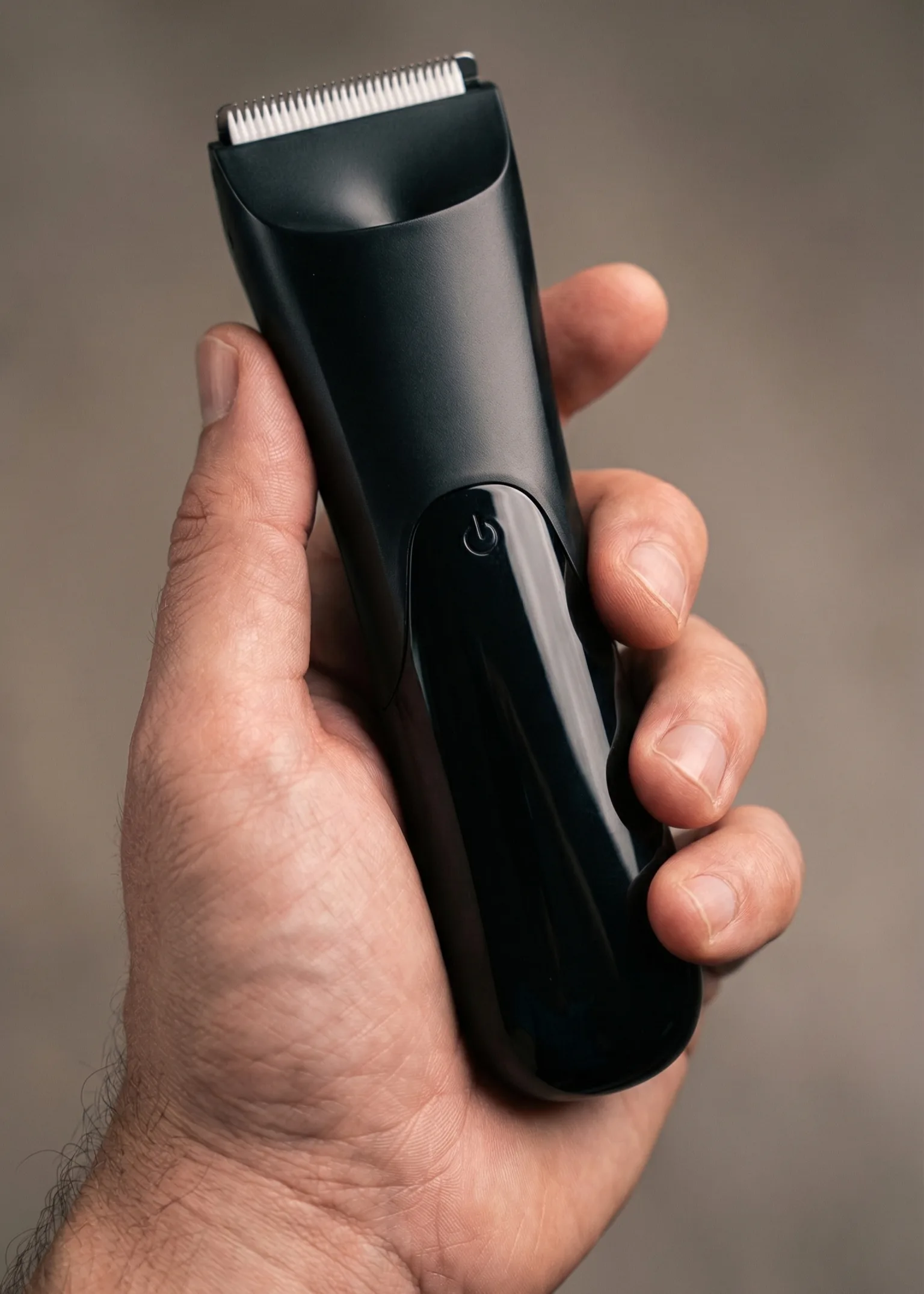 Safe Groom V-611 na mão